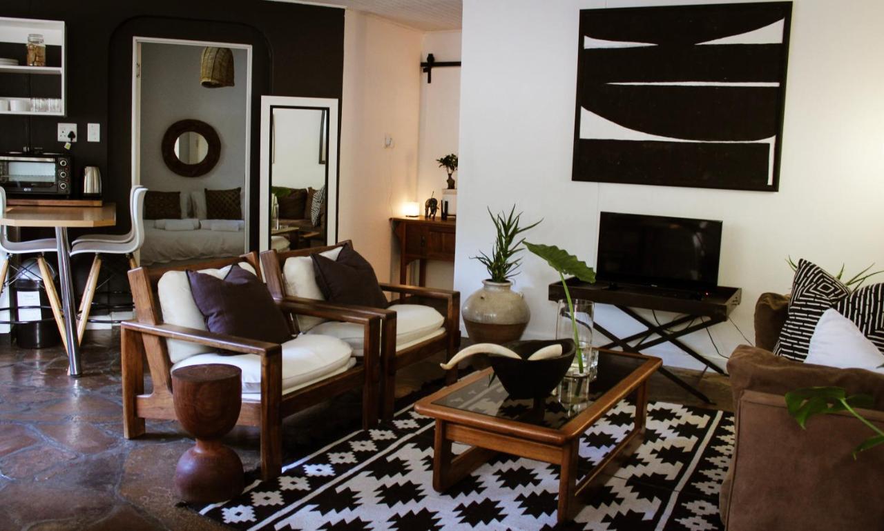 Alluring Self Catering 2 Bedroom Villa At Bokmakierie Villas Windhoek Exteriör bild