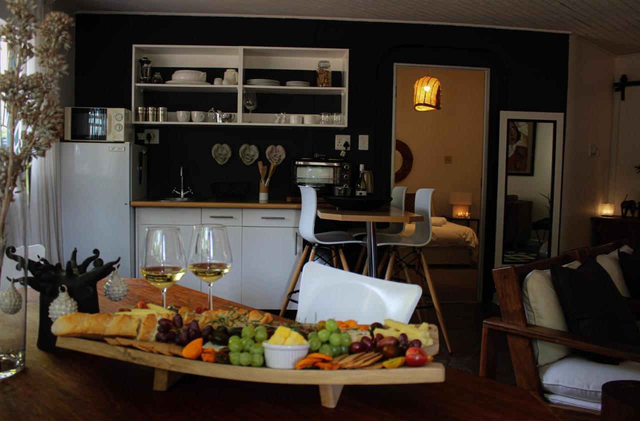 Alluring Self Catering 2 Bedroom Villa At Bokmakierie Villas Windhoek Exteriör bild