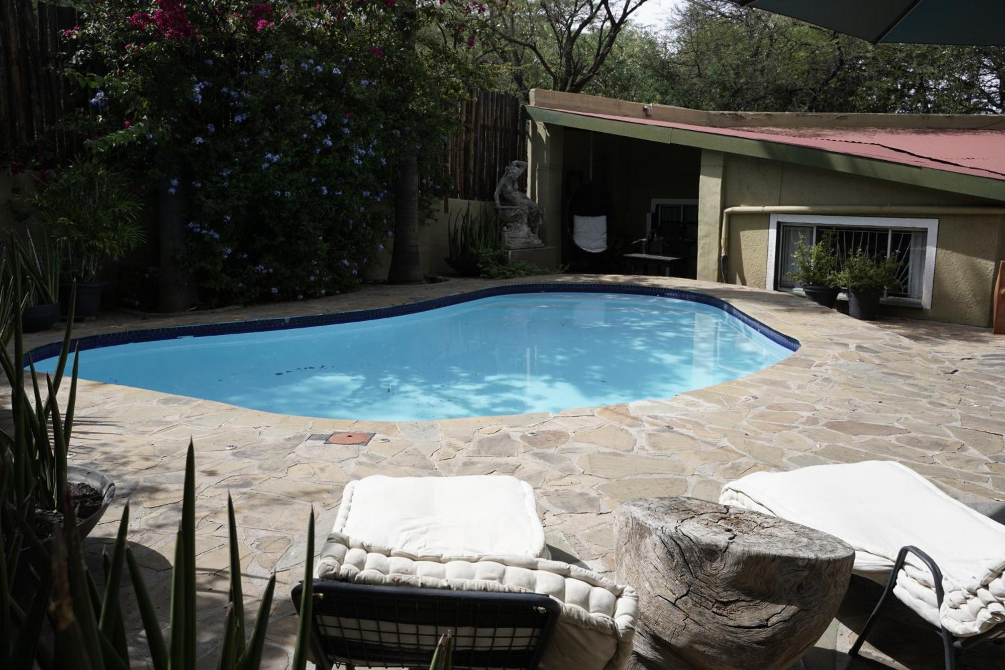 Alluring Self Catering 2 Bedroom Villa At Bokmakierie Villas Windhoek Exteriör bild